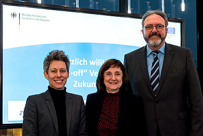 Dr. Julia Borggräfe (BMAS); Dr. Petra Gärtner, stellvertretende Geschäftsführerin ARBEIT UND LEBEN Sachsen und Leiterin des Zentrums digitale Arbeit (Mitte) und Staatssekretär Stefan Brangs (Foto: Christian Schneider-Bröcker)