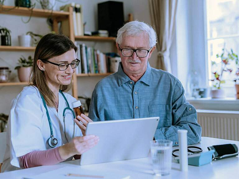 Nutzung digitaler Technologien bei der Arbeit mit Pflegebedürftigen.