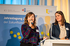 Online-Moderatorin Alice Greschkow (ddn e.V.), Dr. Viola Hellge (ZUKIPRO)