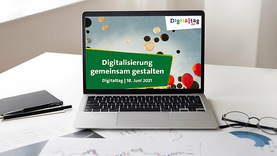 Symbolfoto Laptop mit Digitaltag 2021