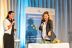 Claudia Gränitz-Kleiber (ZAQS) und Lilian Tschan (Staatssekretärin im BMAS)