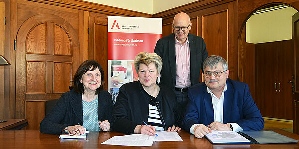 Das Foto zeigt: Dr. Petra Gärtner (Leiterin des ZdA), Birgit Bendix-Bade, Oberbürgermeister Ralf Scheler (stehend), Frank Schott.